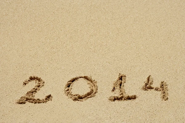 Texto de ano em areia em uma praia — Fotografia de Stock