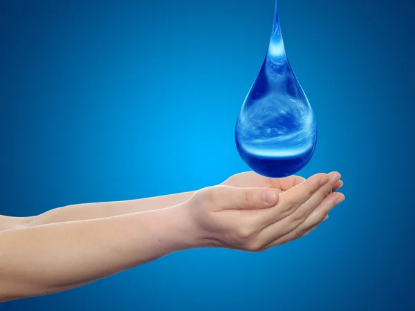 Concetto o concettuale blu acqua o goccia di liquido che cade in due mani di donna su sfondo sfumato blu — Foto Stock