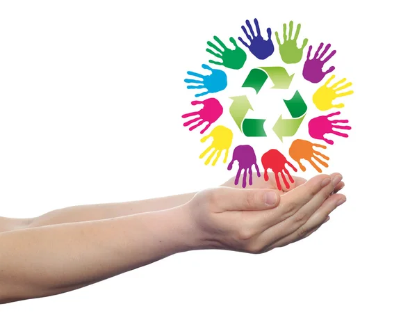 Руки з зеленим символом переробки — стокове фото
