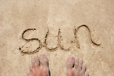 kum üzerinde el yazısı metin