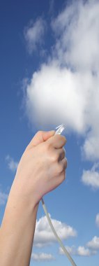 bir Internet veya veri kablosu tutan el 