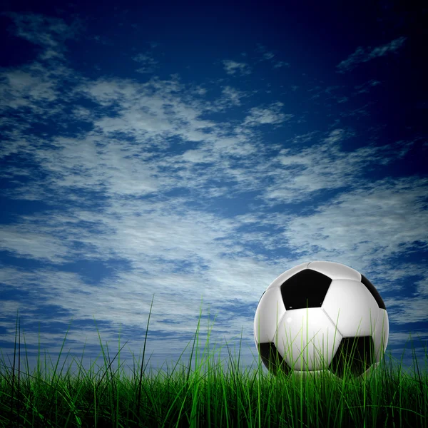 Ballon de football dans l'herbe verte fraîche — Photo