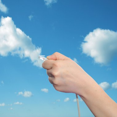 bir Internet veya veri kablosu tutan el 