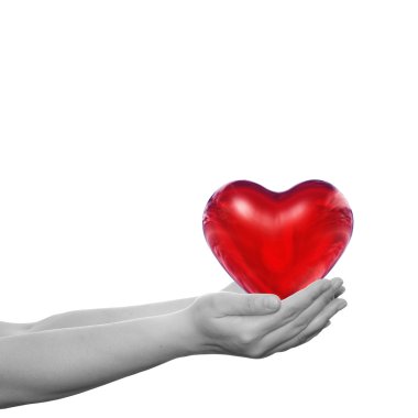 Ellerinde düzenlenen kalp 