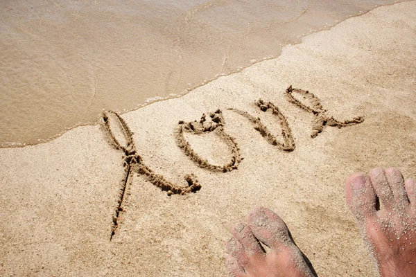 Älska texten handskriven på sand — Stockfoto