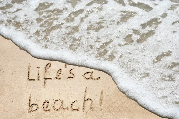La vie est un texte de plage dans le sable — Photo