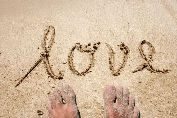 Liefde tekst handgeschreven op zand — Stockfoto