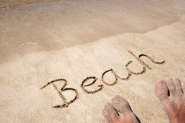 kum üzerinde el yazısı metin