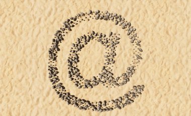 Kumsalda el yapımı sembol şekilli kavramsal taşlar, altın kumlu arka plan, işaret işareti. Eğitim, doğa, güneşli ve tropikal, yaz, güneşli, deniz kenarı ve tropikal için 3D illüstrasyon metaforu 