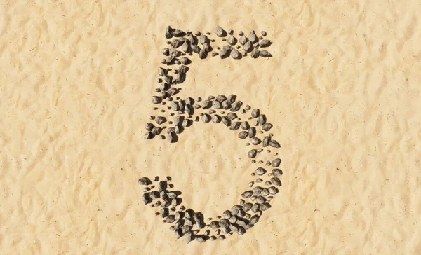 Begreppsmässiga Eller Konceptuella Stenar Stranden Sand Handgjorda Symbol Form Gyllene — Stockfoto
