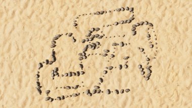 Kumsaldaki kavramsal taşlar el yapımı sembol şekli, altın kumlu arka plan, yarış arabası işareti. Motor sporu, rekabet, ırk, hız ve güç için üç boyutlu bir örnekleme metaforu