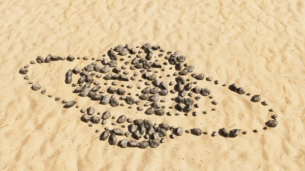Koncepcja Kamieni Koncepcyjnych Piasku Plażowym Ręcznie Robiony Kształt Symbolu Złote — Zdjęcie stockowe