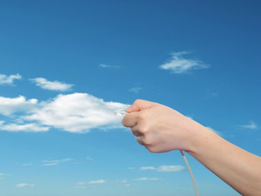 Enterne tel kablo bulutlarda tutan el