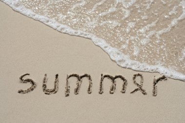 El yazısı yaz metin bir plajda kum