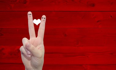 Bir kalp ile iki el parmaklarında