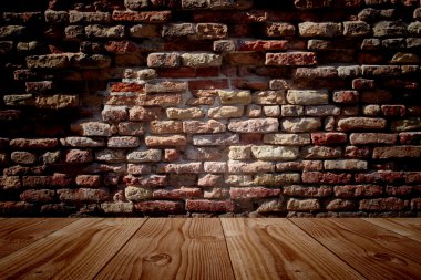 eski ahşap zemin ve tuğla duvar