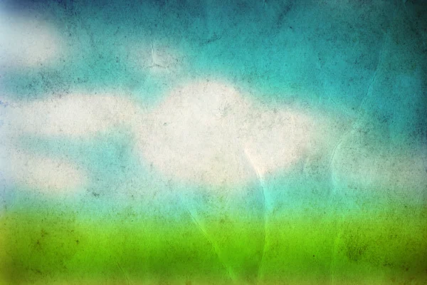 Mavi bir gökyüzü üzerinde çim sahası