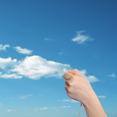 bir Internet veya veri kablosu tutan el