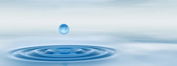 Gota cayendo en el agua con ondas — Foto de Stock