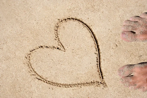 Forma de corazón dibujado en arena — Foto de Stock