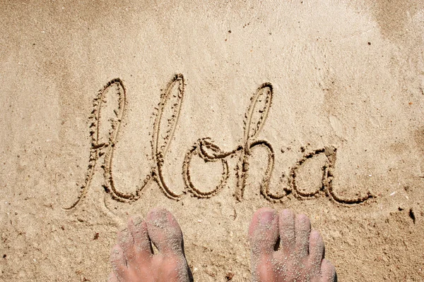 アロハで書かれた砂のビーチで — ストック写真