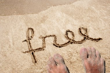 Kavramsal el kum bir egzotik ada ayaklı bir plajda yapılmış veya el yazısı metin yaz için