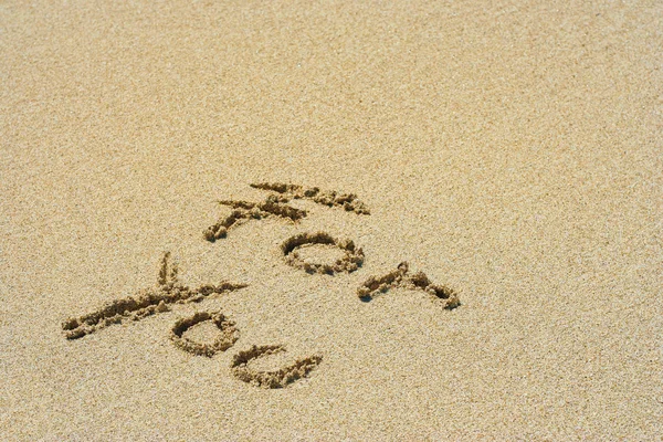 Conceito ou conceitual feito à mão ou manuscrito texto de amor na areia em uma praia em uma ilha exótica — Fotografia de Stock