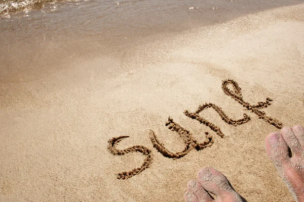 Surf écrit à la main dans le sable sur une belle plage — Photo