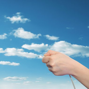 bir Internet veya veri kablosu tutan adam el