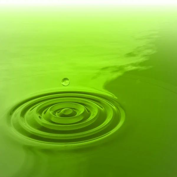 Gota de líquido verde cayendo —  Fotos de Stock