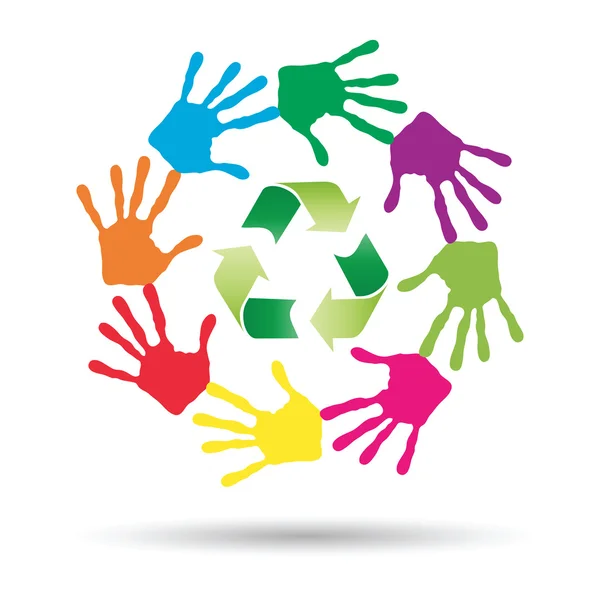 Konceptuella cirkel eller spiral av målade mänskliga händer med grön återvinning symbol för ekologi isolerad på vit bakgrund — Stockfoto