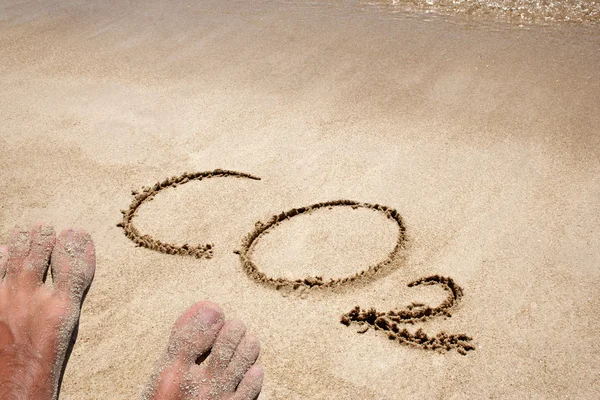 Texto conceptual o conceptual de CO2 escrito a mano en arena sobre una playa en un exótico fondo insular — Foto de Stock