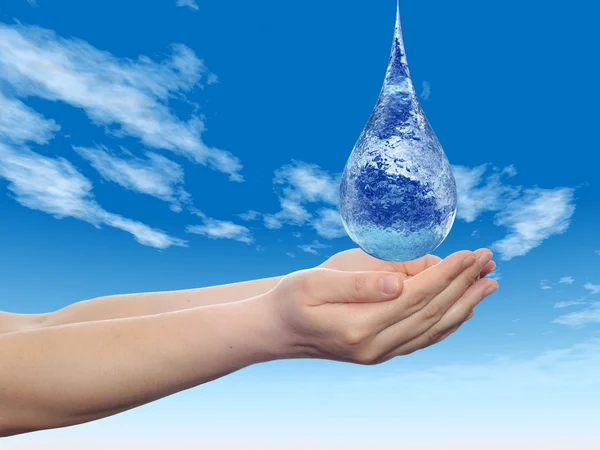 개념 또는 개념적 푸른 물 푸른 하늘 배경에 두 여자 손에 떨어지는 액체 방울 — 스톡 사진