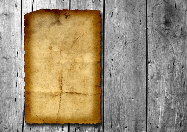 老式旧又脏又臭的纸旗在古代的木材纹理背景以上 — 图库照片