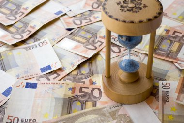 Kavram ya da kağıt para banknot ile kum bir cam veya zaman arka plan kavramsal euro