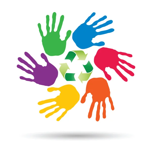 Círculo conceitual ou espiral feito de mãos humanas pintadas com símbolo de reciclagem verde para ecologia isolada no fundo branco — Fotografia de Stock