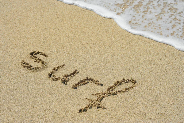 Brandung handgeschrieben in Sand an einem schönen Strand — Stockfoto