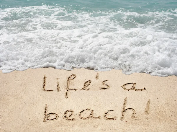 Das Leben ist ein Strandtext im Sand — Stockfoto