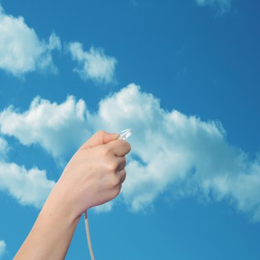 bir Internet veya veri kablosu tutan el