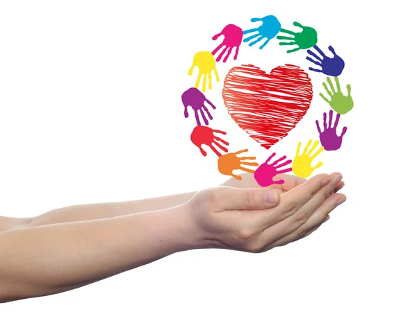 Conceito ou conceitual símbolo coração vermelho com criança humana mão impressões espiral ou círculo isolado no fundo branco — Fotografia de Stock