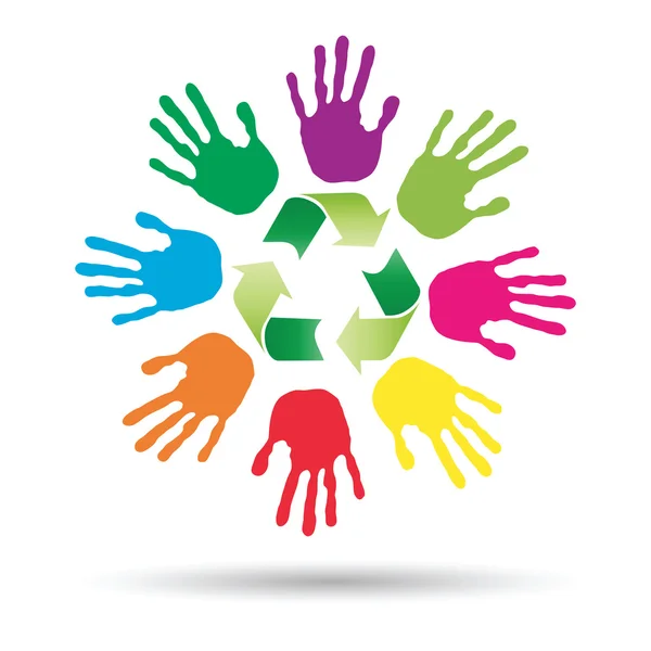 Cercle conceptuel ou spirale faite de mains humaines peintes avec le symbole de recyclage vert pour l'écologie isolé sur fond blanc — Photo