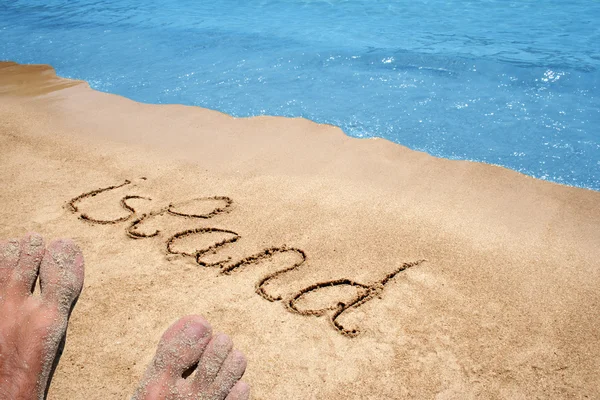 Koncepcyjne wyspa odręcznie tekst w piasku na plaży w egzotycznej wyspie — Zdjęcie stockowe