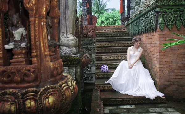 Panna młoda w tropikal magiczny ogród, Tajlandia — Zdjęcie stockowe