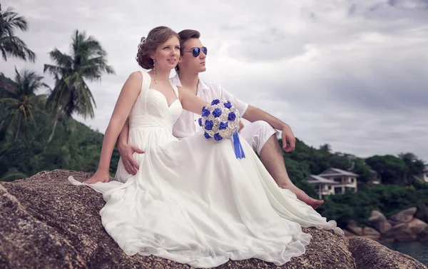 Bröllop promenad. Brudgummen och bruden i Thailand, ön Samui — Stockfoto