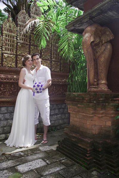 Bruiloft lopen. De bruidegom en de bruid in Thailand, het eiland Samui — Stockfoto