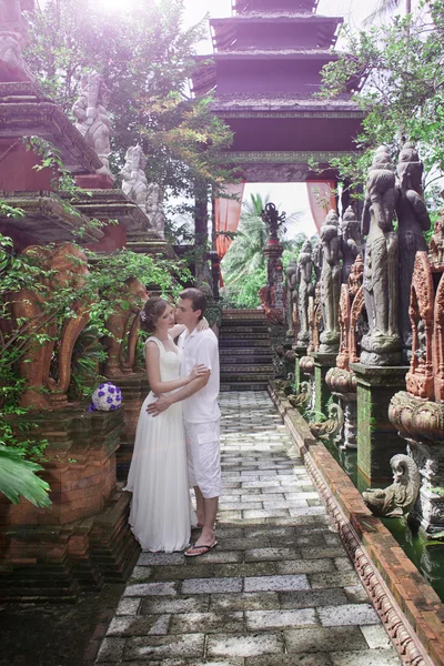 Paseo nupcial. El novio y la novia en Tailandia, la isla Samui — Foto de Stock