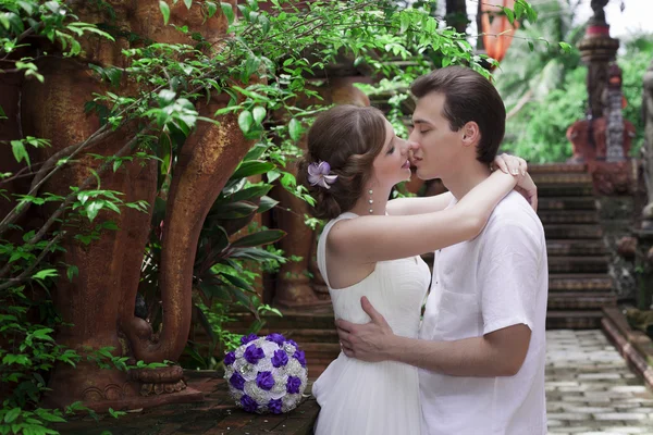 Paseo nupcial. El novio y la novia en Tailandia, la isla Samui —  Fotos de Stock