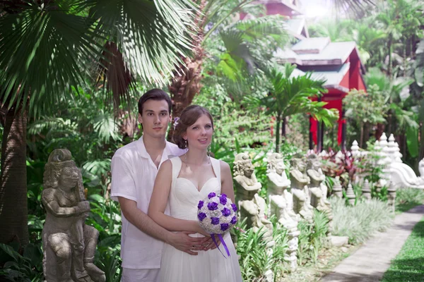 Wedding walk. The groom and the bride in Thailand, the island Samui — Stock Photo, Image