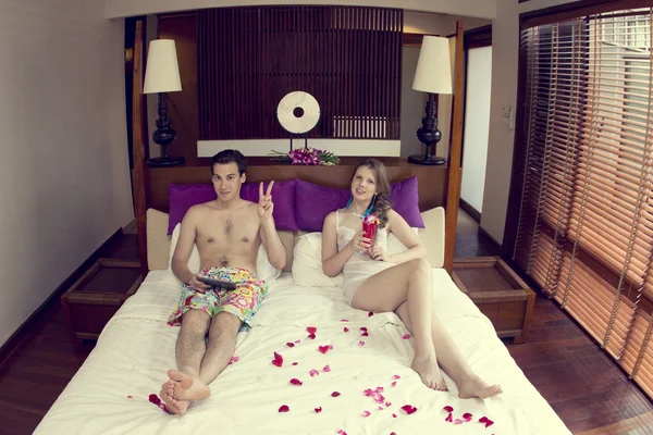 Медовый месяц. Молодожёны в отеле — стоковое фото