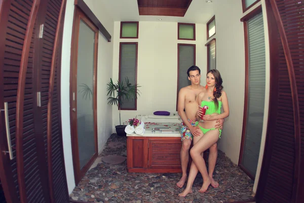 Медовый месяц. Новобрачные в отеле в джакузи — стоковое фото